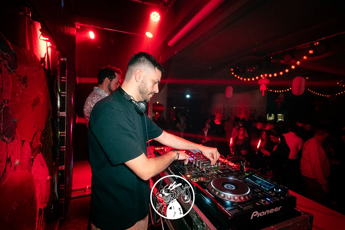 Serata in club con la pista piena e luci rosse